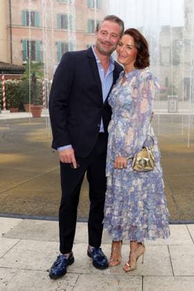 Europa-Park Eagles Charity Golfcup 2025 Sänger Sasha mit Ehefrau Julia Röntgen vor dem Hotel Colosseo. Europa-Park Eagles Charity Golfcup 2025 am 05.05.2025. Hotel Colosseo, Rust, Baden-Württemberg, Deutschland.