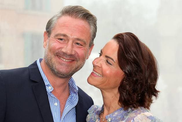 Europa-Park Eagles Charity Golfcup 2025 Sänger Sasha mit Ehefrau Julia Röntgen vor dem Hotel Colosseo. Europa-Park Eagles Charity Golfcup 2025 am 05.05.2025. Hotel Colosseo, Rust, Baden-Württemberg, Deutschland.