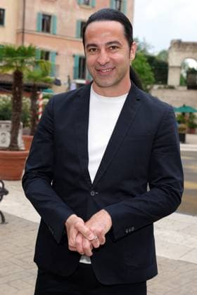 Europa-Park Eagles Charity Golfcup 2025 Bülent Ceylan vor dem Hotel Colosseo. Europa-Park Eagles Charity Golfcup 2025 am 05.05.2025. Hotel Colosseo, Rust, Baden-Württemberg, Deutschland.