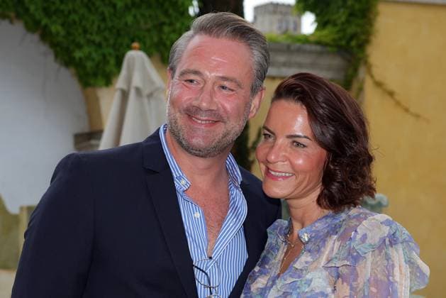 Europa-Park Eagles Charity Golfcup 2025 Sänger Sasha mit Ehefrau Julia Röntgen. Europa-Park Eagles Charity Golfcup 2025 am 05.05.2025. Hotel Colosseo, Rust, Baden-Württemberg, Deutschland.