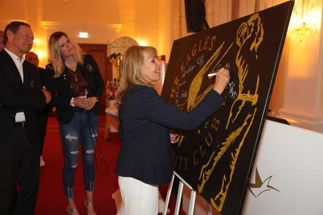 Europa-Park Eagles Charity Golfcup 2025 Ireen Sheer signiert ein Gemälde anlässlich des Gala-Abends im Hotel Colosseo. Europa-Park Eagles Charity Golfcup 2025 am 05.05.2025. Hotel Colosseo, Rust, Baden-Württemberg, Deutschland.