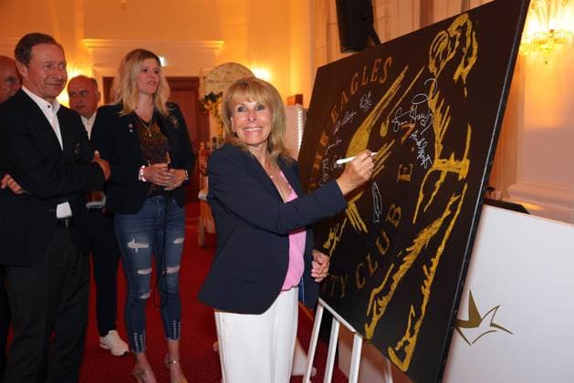 Europa-Park Eagles Charity Golfcup 2025 Ireen Sheer signiert ein Gemälde anlässlich des Gala-Abends im Hotel Colosseo. Europa-Park Eagles Charity Golfcup 2025 am 05.05.2025. Hotel Colosseo, Rust, Baden-Württemberg, Deutschland.