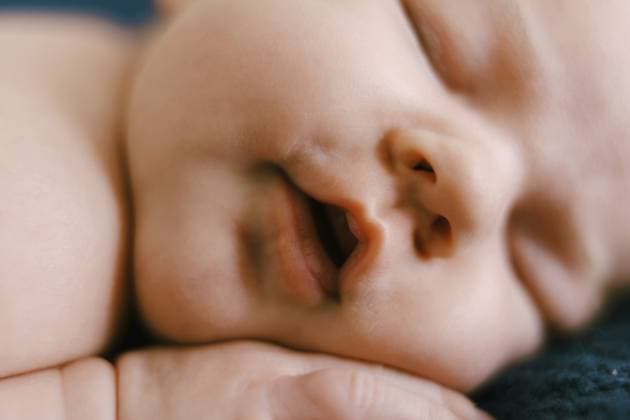 Creative Highlight Symbolbilder Neugeborenes schläft mit offenem Mund und der Hand unter der Wange. Porträt Newborn sleeps with his mouth open with his hand under his cheek. Portrait. Copyright: imageBROKER NadtochiyxVladimir ibxiqx13176010.jpg ,model released, Symbolfoto ,property released