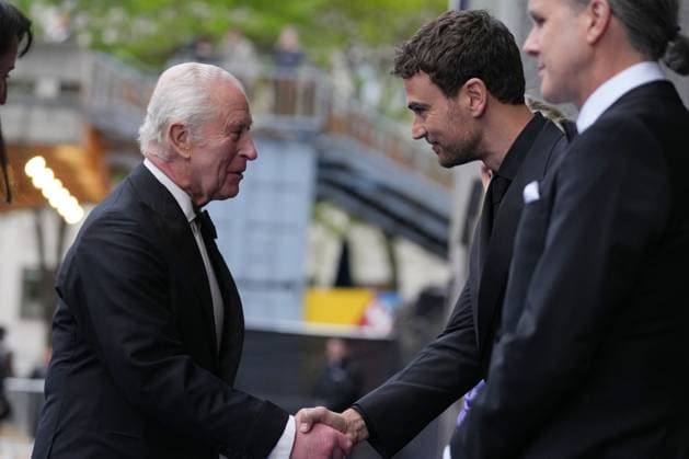 King Charles III attends David Attenborough s film premiere in London, 06 May 2025 London, UK, 06 May 2025: Britain s King Charles III shakes hands with actor Theo James as he arrives to attend the Ocean with David Attenborough film premiere in London., Credit:Alastair Grant Avalon GBR, London  Copyright: xAlastairxGrantx xAvalonx 0995793237