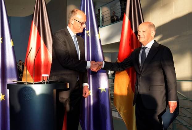 News Themen der Woche KW19 News Bilder des Tages Friedrich Merz, Bundeskanzler der Bundesrepublik Deutschland, Alt Bundeskanzler Olaf Scholz, Berlin, Bundeskanzleramt, Amtsübergabe von BK Scholz an den neuen BK Merz *** Friedrich Merz, Federal Chancellor of the Federal Republic of Germany, former Federal Chancellor Olaf Scholz, Berlin, Federal Chancellery, handover of office from Federal Chancellor Scholz to the new Federal Chancellor Merz