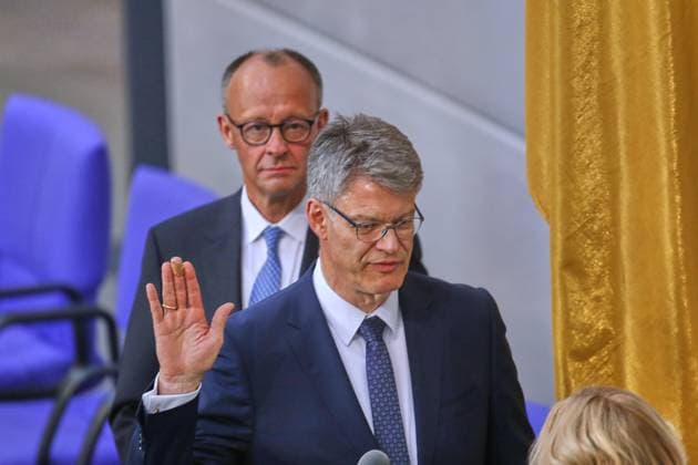 Berlin, Deutschland, 06.05.2025: Deutscher Bundestag: 2. Bundestagssitzung: Patrick Schnieder, CDU, legt seinen Amtseid als Verkehrsminister ab. Bundeskanzler Friedrich Merz und Bundestagspräsidentin Julia Klöckner sind dabei. *** Berlin, Germany, 06 05 2025 German Bundestag 2 Bundestag session Patrick Schnieder, CDU, takes his oath of office as Minister of Transport Federal Chancellor Friedrich Merz and Bundestag President Julia Klöckner are present Copyright: xdtsxNachrichtenagenturx dts_65800