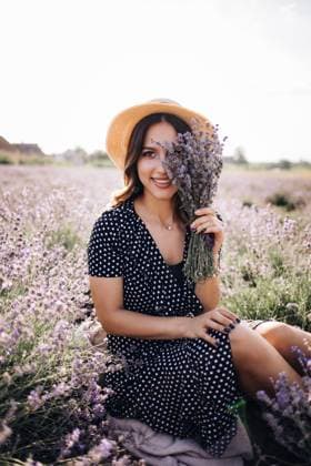 Creative Highlight Symbolbilder Young girl in hat with lavender bouquet Ukrainka, Zaporizhia Oblast, Ukraine R_JZQYOV210426D-727920-01 ,model released, Symbolfoto