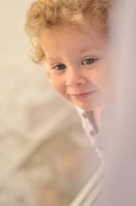 Creative Highlight Symbolbilder boy by the window, free seat R_PMDCMQ210426D-727577-01 ,model released, Symbolfoto