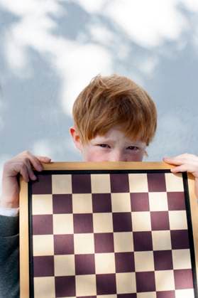 Creative Highlight Symbolbilder child with red hair plays chess Hamburg, HH, Germany R_GISC210427-731241-01 ,model released, Symbolfoto