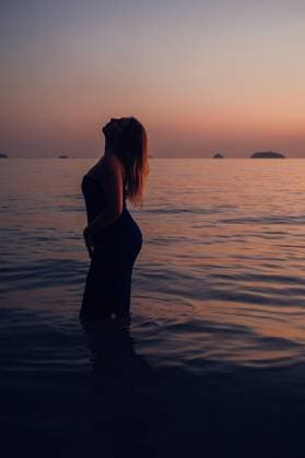 Creative Highlight Symbolbilder Silhouette of a Young Woman Standing in the Water, Koh Chang Island Ko Chang, Trat, Thailand R_EPZT250506A4-1719658-01 ,model released, Symbolfoto
