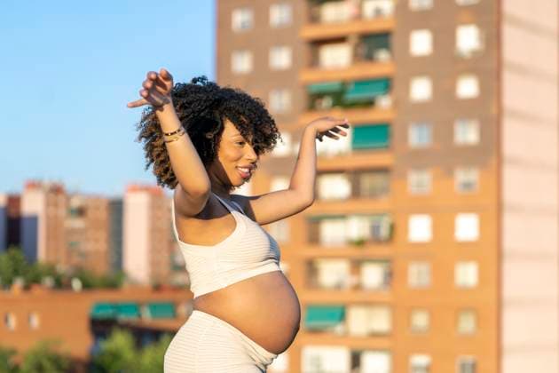 IMAGO Creative, Diversity, Mütter Pregnant African woman full of joy Madrid, Community of Madrid, Spain R_IVAR250506-1720654-01 ,model released, Symbolfoto