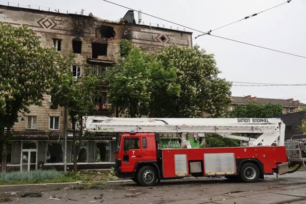 News Themen der Woche KW19 News Bilder des Tages Ukraine-Konflikt, Schäden durch russischen Drohnenangriff auf Kyjiw Aftermath of a Russian drone attack in Kyiv, Ukraine - 07 May 2025 A firefighter works at the site of a Russian drone strike, amid Russia s attack on Ukraine. Russia launched new nighttime airstrikes on the Ukrainian capital, killing two people in the strikes on Kyiv. Falling debris from destroyed drones sparked fires in apartments and buildings across three of Kyiv s districts, killing two people in the busy, urban Shevchenkivskyi district, Ukraine s emergency service said on. Kyiv Ukraine Copyright: xAleksandrxGusevx xSOPAxImagesx Oleksandr-Gusev-Shahed-07052025(4)