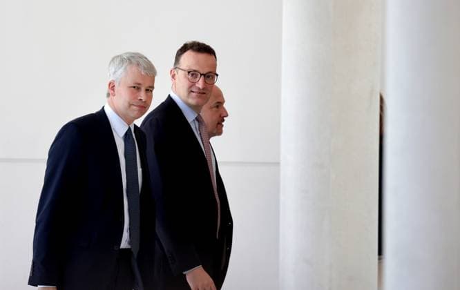 Steffen Bilger, MdB, CDU, Jens Spahn, Vorsitzender der CDU CSU-Bundestagsfraktion, Alexander Hoffmann, Landesgruppenchef der CSU im Deutschen Bundestages, nach dem 1. Wahlgang des designierten Bundeskanzlers Friedrich Merz, DEU, Berlin, 06.05.2025 *** Steffen Bilger, MdB, CDU, Jens Spahn, Chairman of the CDU CSU parliamentary group in the Bundestag, Alexander Hoffmann, Head of the CSU regional group in the German Bundestag, after the first round of voting for Federal Chancellor-designate Friedrich Merz, DEU, Berlin, 06 05 2025