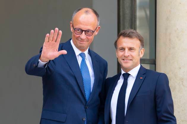 News Themen der Woche KW19 News Bilder des Tages Friedrich Merz (CDU), Bundeskanzler, wir auf seiner ersten Auslandsreise von Emmanuel Macron, Praesident von Frankreich, in Paris empfangen. Berlin, 07.05.2025. Fotografiert im Auftrag des Auswaertigen Amtes Berlin Deutschland *** Friedrich Merz CDU , Federal Chancellor, is received on his first trip abroad by Emmanuel Macron, President of France, in Paris Berlin, 07 05 2025 Photographed on behalf of the Federal Foreign Office Berlin Germany Copyright: xThomasxImo AAx