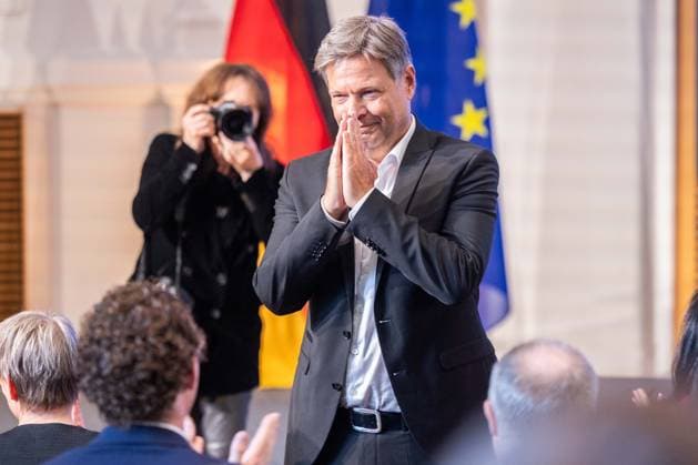 News Themen der Woche KW19 News Bilder des Tages Amtsübergabe am 07.05.2025 im Bundesministerium für Wirtschaft und Klima (neu: für Wirtschaft und Energie) in Berlin Robert Habeck ( Ehemaliger Minister für Wirtschaft und Klimaschutz ) bedankt sich bei seinen Mitarbeitern *** Handover of office on 07 05 2025 at the Federal Ministry for Economic Affairs and Climate new for Economic Affairs and Energy in Berlin Robert Habeck Former Minister for Economic Affairs and Climate Protection thanks his staff xJRx