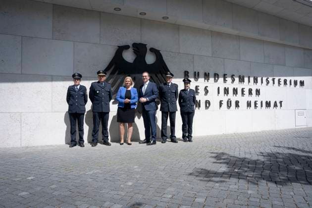 News Themen der Woche KW19 News Bilder des Tages Bundesinnenministerium, Übergabe Amtsgeschäfte Bundesinnenministerium, Übergabe Amtsgeschäfte von Bundesministerin a. D. Nancy Faeser an Bundesinnenminister Alexander Dobrindt Berlin Berlin GER *** Federal Ministry of the Interior, handover of official duties Federal Ministry of the Interior, handover of official duties from former Federal Minister Nancy Faeser to Federal Minister of the Interior Alexander Dobrindt Berlin Berlin GER