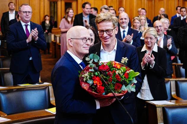 News Themen der Woche KW19 News Bilder des Tages Hamburg Buergerschaftssitzung, Hamburgische Buergerschaft, 1. Sitzung, 07.05.2025 Peter Tschentscher (SPD) Erster Buergermeister Stadt Hamburg wird von Drik Kienscherf (SPD) zur Wahl beglueckwuenscht Buergerschaftssitzung, Hamburgische Buergerschaft, 1. Sitzung, 07.05.2025 *** Hamburg Buergerschaftssitzung, Hamburgische Buergerschaft, 1 Sitzung, 07 05 2025 Peter Tschentscher SPD First Mayor of the City of Hamburg is congratulated on his election by Drik Kienscherf SPD Buergerschaftssitzung, Hamburgische Buergerschaft, 1 Sitzung, 07 05 2025 Copyright: xEibner-Pressefoto MarcelxvonxFehrnx EP_MFN
