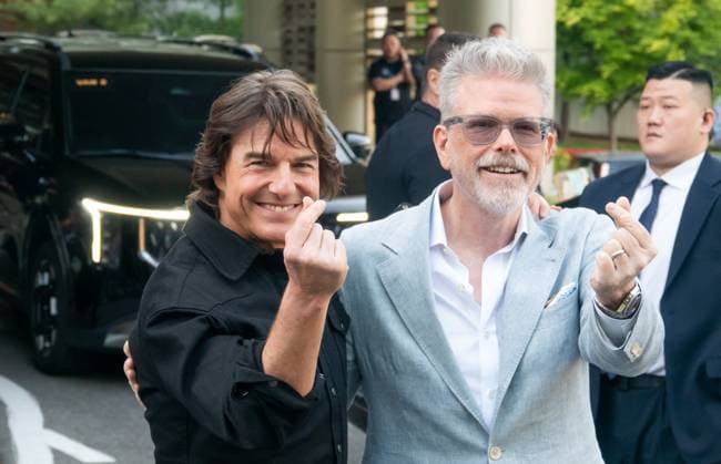 Entertainment Themen der Woche KW19 Entertainment Bilder des Tages Tom Cruise and Christopher McQuarrie, May 7, 2025 : Actor Tom Cruise and director Christopher McQuarrie (R) pose for photographers upon arriving at Gimpo International Airport in Seoul, South Korea. The Hollywood star is in Seoul to promote Mission: Impossible -- The Final Reckoning , the eighth movie in the long-running action franchise. It marks Tom Cruise s 12th visit to South Korea since his first visit in 1994.  , aflo_289776292.jpg,