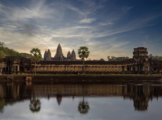 Exterior view of Angkor Wat reflecting in the pond at sunset near Siem Reap, Cambodia Exterior view of Angkor Wat, largest Hindu and Buddhist religious monument in the world. UNESCO World heritage site Angkor Wat Cambodia *** Außenansicht von Angkor Wat, das sich im Teich bei Sonnenuntergang in der Nähe von Siem Reap, Kambodscha spiegelt Außenansicht von Angkor Wat, dem größten hinduistischen und buddhistischen religiösen Monument der Welt UNESCO-Weltkulturerbe Angkor Wat Kambodscha Copyright: xx