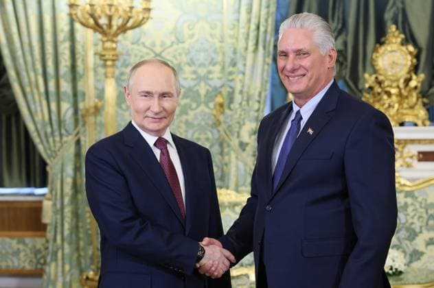 News Themen der Woche KW19 News Bilder des Tages Russia Cuba 8918410 07.05.2025 Russian President Vladimir Putin and Cuban President Miguel Diaz-Canel shake hands during a meeting at the Kremlin in Moscow, Russia. Mikhail Metzel POOL Moscow Russia  Copyright: xMikhailxMetzelx