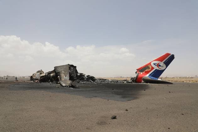 Bilder des Jahres 2025, News 05 Mai News Themen der Woche KW19 News Bilder des Tages Aftermath of Israeli airstrikes on Sana a airport - A destroyed aircraft at Sana a airport a day after Israeli airstrikes, in Sana a, Yemen, 07 May 2025. IMAGO Sanaa Yemen Copyright: xHamzaxAlix