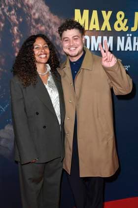 Joy Denalane und ihr Sohn Isaiah Naledi bei der Premiere der 3teiligen ARD Doku Filmreihe öMax und Joy - komm naeher (ab 8.5.205 in der ARD Mediathek) am 7.05.2025 in der Astor Filmlounge in Berlin ARD Doku Serie Max & Joy- komm naeher feiert Premiere in Berlin