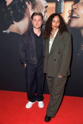 Jannik Schuemann und Joy Denalane bei der Premiere der 3teiligen ARD Doku Filmreihe öMax und Joy - komm naeher (ab 8.5.205 in der ARD Mediathek) am 7.05.2025 in der Astor Filmlounge in Berlin ARD Doku Serie Max & Joy- komm naeher feiert Premiere in Berlin