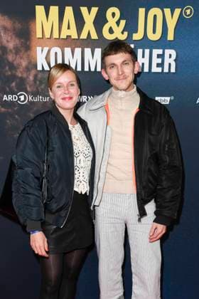 Kim Schnitzer und Joshua Seelenbinder bei der Premiere der 3teiligen ARD Doku Filmreihe öMax und Joy - komm naeher (ab 8.5.205 in der ARD Mediathek) am 7.05.2025 in der Astor Filmlounge in Berlin ARD Doku Serie Max & Joy- komm naeher feiert Premiere in Berlin