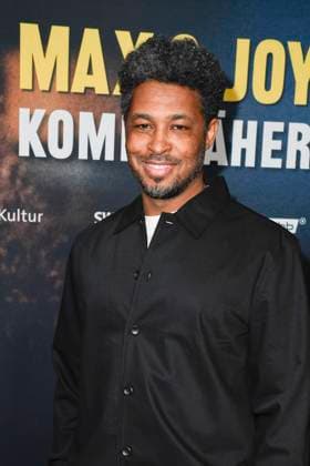 Sekou Neblett, der Musiker und Filmemacher bei der Premiere der 3teiligen ARD Doku Filmreihe öMax und Joy - komm naeher (ab 8.5.205 in der ARD Mediathek) am 7.05.2025 in der Astor Filmlounge in Berlin ARD Doku Serie Max & Joy- komm naeher feiert Premiere in Berlin