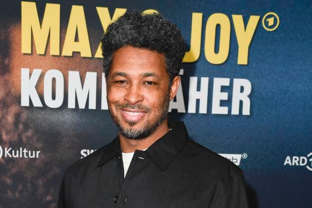 Sekou Neblett, der Musiker und Filmemacher bei der Premiere der 3teiligen ARD Doku Filmreihe öMax und Joy - komm naeher (ab 8.5.205 in der ARD Mediathek) am 7.05.2025 in der Astor Filmlounge in Berlin ARD Doku Serie Max & Joy- komm naeher feiert Premiere in Berlin