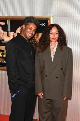 Sekou Neblett und Joy Denalane bei der Premiere der 3teiligen ARD Doku Filmreihe öMax und Joy - komm naeher (ab 8.5.205 in der ARD Mediathek) am 7.05.2025 in der Astor Filmlounge in Berlin ARD Doku Serie Max & Joy- komm naeher feiert Premiere in Berlin
