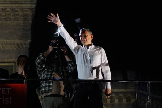 May 7, 2025, Fatih, Istanbul, Turkey: Ozgur Ozel, leader of Turkey s main opposition Republican People s Party (CHP), attend a rally to protest against the arrest of Istanbul Mayor Ekrem Imamoglu as part of a corruption investigation, in front of Istanbul University in Istanbul onÃ‚ May 7,Ã‚ 2025. Fatih Turkey - ZUMAu194 20250507_zip_u194_006 Copyright: xTolgaxUluturkx