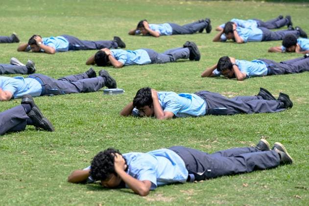 News Themen der Woche KW19 News Bilder des Tages Indien-Pakistan-Konflikt, Notfallübungen in ganz Indien NOIDA, INDIA - MAY 7: Students participating in the mock drill organized by District Inspector of School (DIOS) at Amity School Sector 44 on May 7, 2025 in Noida, India. A nationwide civil defence mock drill will be conducted on May 7 to enhance emergency preparedness following the Pahalgam terror attack. The drill, involving Civil defence volunteers, including NCC cadets, home guards, and students, will test air-raid warning systems, shelter readiness, and evacuation procedures. (Photo by Sunil Ghosh Hindustan Times) Civil Defence Mock Drills Conducted Across Country