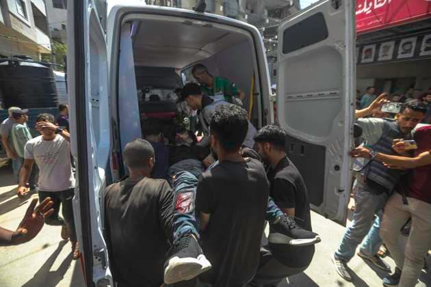 News Themen der Woche KW19 News Bilder des Tages Israel Attacks a Crowded Restaurant in Gaza (EDITORS NOTE: Image depicts death) Palestinian people and medics carry the dead body of a man killed in Israel s attack on a crowded restaurant in Al-Rimal neighborhood of Gaza on May 7, 2025. According to Gaza s health officials, at least 33 people were killed and dozens were wounded in the attack on the restaurant that also served as a community kitchen and a market on the same street. Gaza Gaza Strip Palestinian territories Copyright: xYoussefxAlzanounx