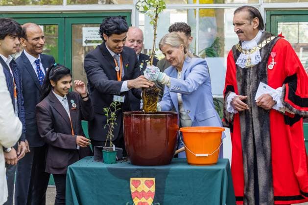 Entertainment Themen der Woche KW19 HRH Duchess of Edinburgh, visits Newman Catholic College, London, UK. Newman Catholic College, Harlesden, London, UK. 7th May 2025. HRH Duchess of Edinburgh, patron of the Children s Flower Society, visits Newman Catholic College, Harlesden, to to celebrate the school™s gardening projects and community work. The Duchess™s visit included a tour of the schools foodbank and community garden and helped plant commemorative ˜Duchess of Edinburgh Chrysanthemum™ flowers and potted ˜Duchess of Edinburgh Clematis™., Credit:Photo by Amanda Rose Avalon United Kingdom, Harlesden, Newman Catholic College  Copyright: xPhotoxbyxAmandaxRosex xAvalonx 0996408174