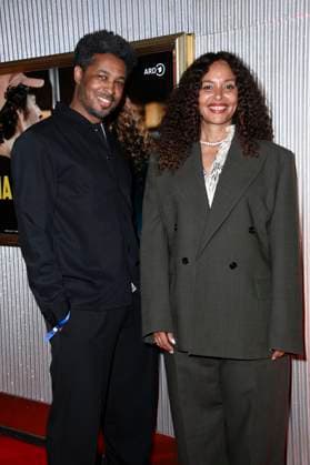 Sekou Neblett und Joy Denalane bei der Premiere der ARD Doku-Serie Max & Joy - Komm näher in der Astor Film Lounge. Berlin, 07.05.2025