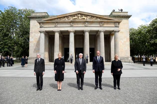 News Bilder des Tages Gedenken an den 80. Jahrestag der Befreiung Berlin, 08.05.2025 Kranzniederlegung zum Gedenken an den 80. Jahrestag der Befreiung an der Neuen Wache in Berlin Präsident des Bundesverfassungsgerichts Stephan Harbarth, Bundestagspräsidentin Julia Klöckner (CDU), Bundespräsident Frank-Walter Steinmeier, Bundeskanzler Friedrich Merz und Bundesratspräsidentin und Ministerpräsidentin des Saarlands Anke Rehlinger (SPD) Berlin Germany *** Commemoration of the 80th anniversary of the liberation Berlin, 08 05 2025 Wreath-laying ceremony to commemorate the 80th anniversary of the liberation at the Neue Wache in Berlin President of the Federal Constitutional Court Stephan Harbarth, Bundestag President Julia Klöckner CDU , Federal President Fra Copyright: xMatthiasxGränzdörferx