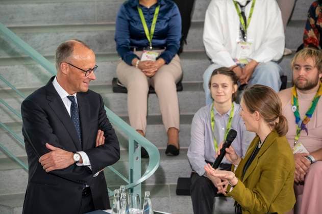 News Themen der Woche KW19 News Bilder des Tages Bundeskanzler Merz trifft Teilnehmer des internationalen Jugendcamps Youth4Peace EUR, Deutschland, Berlin, 08.05.2025: Bundeskanzler Friedrich Merz (CDU) im Gespräch mit Teilnehmern des multilateralen Jugendcamp Youth4Peace. 80 junge Menschen aus über 20 Ländern werden sich mit aktuellen Fragen der Themenbereiche Demokratie und Frieden auseinandersetzen. *** Federal Chancellor Merz meets participants of the international youth camp Youth4Peace EUR, Germany, Berlin, 08 05 2025 Federal Chancellor Friedrich Merz CDU in conversation with participants of the multilateral youth camp Youth4Peace 80 young people from over 20 countries will discuss current issues relating to democracy and peace