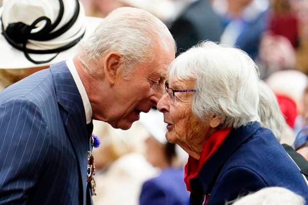 Entertainment Themen der Woche KW19 Entertainment Bilder des Tages The 80th Anniversary of VE Day King Charles III speaks to a veteran at the end of the Service of Thanksgiving at Westminster Abbey in London on the 80th anniversary of VE Day., Credit:Jordan Pettitt Avalon UK, London  Copyright: xJordanxPettittx xAvalonx 0996604797