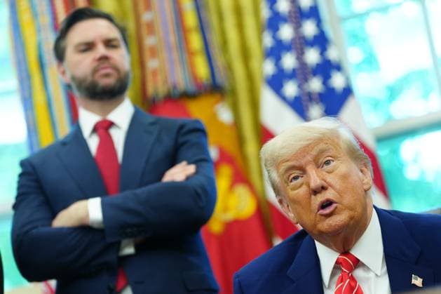 News Themen der Woche KW19 News Bilder des Tages Vice President JD Vance looks on as US President Donald Trump announces a trade agreement between the United States and the United Kingdom in the Oval Office of the White House on Thursday, May 8, 2025.  WAS2025050816 BONNIExCASH