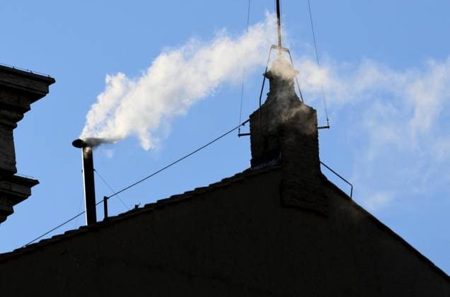 News Themen der Woche KW19 News Bilder des Tages May 8, 2025, Vatican City, Vatican: White smoke comes out of the chimney atop the Sistine Chapel next to St. Peter s Basilica on the second day of the conclave to elect a new pope in Vatican City. Vatican City Vatican  - ZUMAa110 20250508_zaf_a110_055 Copyright: xEttorexFerrarix