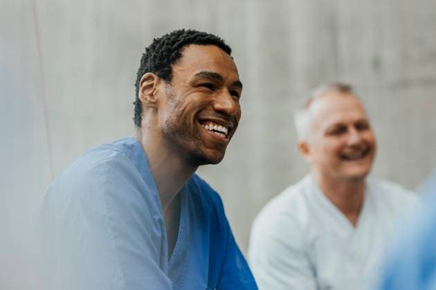 IMAGO Creative, Diversity, Pflege im Krankenhaus Happy male healthcare worker enjoying with medical team in hospital Sweden, Gothenburg, model released, property released Copyright: xMaskotx , MA117454 MA117454