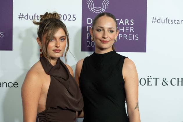 Jasmin ROEDIG, links, Begleiterin nicht identifiziert, bei den DUFTSTARS 2025 - Deutscher Parfumpreis Verleihung des deutschen Parfumpreises DUFTSTARS durch die Fragrance Foundation am 08.05.2025, Rheinterrassen, Duesseldorf.