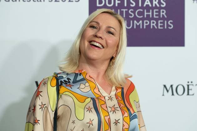 Aleksandra Aleks BECHTEL, Moderatorin, Portraet, Porträt, Portrait, Angeschnittenes Einzelbild, Einzelmotiv, bei den DUFTSTARS 2025 - Deutscher Parfumpreis Verleihung des deutschen Parfumpreises DUFTSTARS durch die Fragrance Foundation am 08.05.2025, Rheinterrassen, Duesseldorf.
