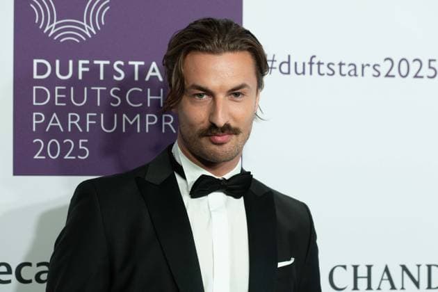 Nicolas PUSCHMANN, Portraet, Porträt, Portrait, Angeschnittenes Einzelbild, Einzelmotiv, bei den DUFTSTARS 2025 - Deutscher Parfumpreis Verleihung des deutschen Parfumpreises DUFTSTARS durch die Fragrance Foundation am 08.05.2025, Rheinterrassen, Duesseldorf.