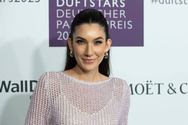 Neda PEEMUELLER, Moderatorin, bei den DUFTSTARS 2025 - Deutscher Parfumpreis Verleihung des deutschen Parfumpreises DUFTSTARS durch die Fragrance Foundation am 08.05.2025, Rheinterrassen, Duesseldorf.
