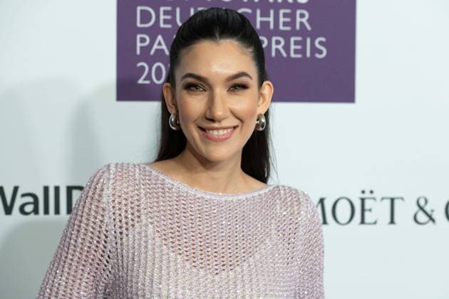 Neda PEEMUELLER, Moderatorin, bei den DUFTSTARS 2025 - Deutscher Parfumpreis Verleihung des deutschen Parfumpreises DUFTSTARS durch die Fragrance Foundation am 08.05.2025, Rheinterrassen, Duesseldorf.