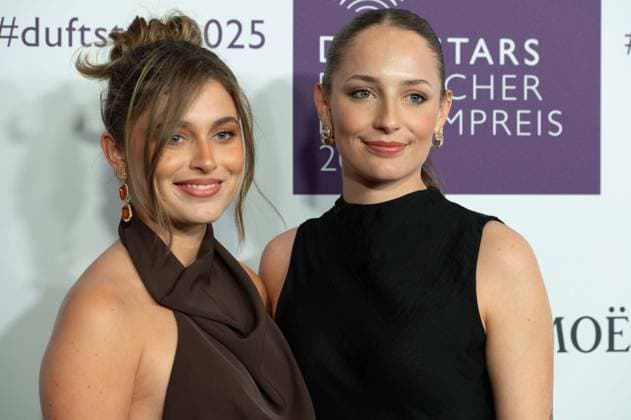 Jasmin ROEDIG, links, Begleiterin nicht identifiziert, bei den DUFTSTARS 2025 - Deutscher Parfumpreis Verleihung des deutschen Parfumpreises DUFTSTARS durch die Fragrance Foundation am 08.05.2025, Rheinterrassen, Duesseldorf.