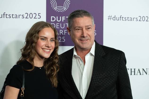 Joachim LLAMBI, Moderator, mit Tochter Helena Portraet, Porträt, Portrait, Angeschnittenes Einzelbild, Einzelmotiv, bei den DUFTSTARS 2025 - Deutscher Parfumpreis Verleihung des deutschen Parfumpreises DUFTSTARS durch die Fragrance Foundation am 08.05.2025, Rheinterrassen, Duesseldorf.