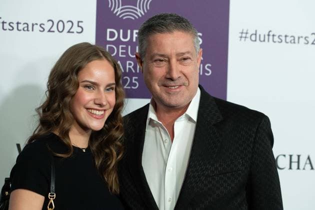 Joachim LLAMBI, Moderator, mit Tochter Helena Portraet, Porträt, Portrait, Angeschnittenes Einzelbild, Einzelmotiv, bei den DUFTSTARS 2025 - Deutscher Parfumpreis Verleihung des deutschen Parfumpreises DUFTSTARS durch die Fragrance Foundation am 08.05.2025, Rheinterrassen, Duesseldorf.